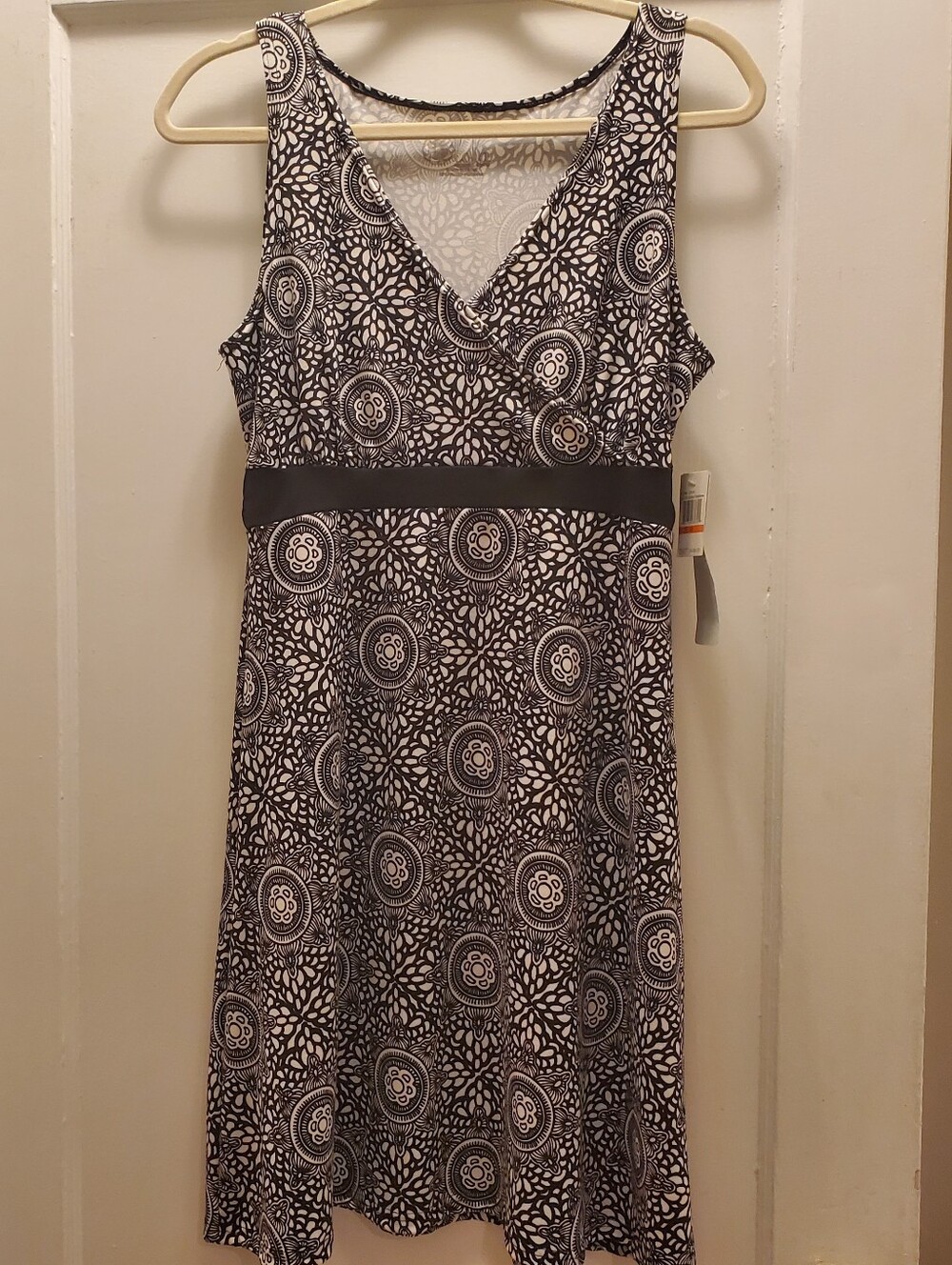 Sleeveless Black & White V-Neck Patterned Dress
